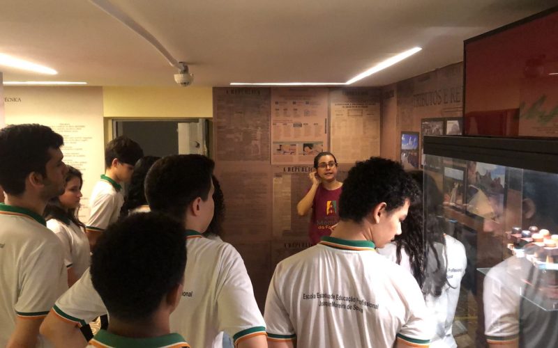 Visita do grupo de estudantes do curso profissionalizante de Contabilidade da Escola Estadual de Educação Profissional (EEEP) Joaquim Moreira de Sousa, no dia 04 de abril. As visitas fazem parte do projeto Escola no Fisco, idealizado pelo Programa de Educação Fiscal (PEF-CE), com o objetivo de convidar estudantes para conhecerem as atividades desenvolvidas pela Secretaria da Fazenda do Ceará (Sefaz-CE) e refletirem sobre tributação e cidadania fiscal. Na foto: estudantes na exposição “Notas de Memórias” do Centro de Memória da Fazenda.