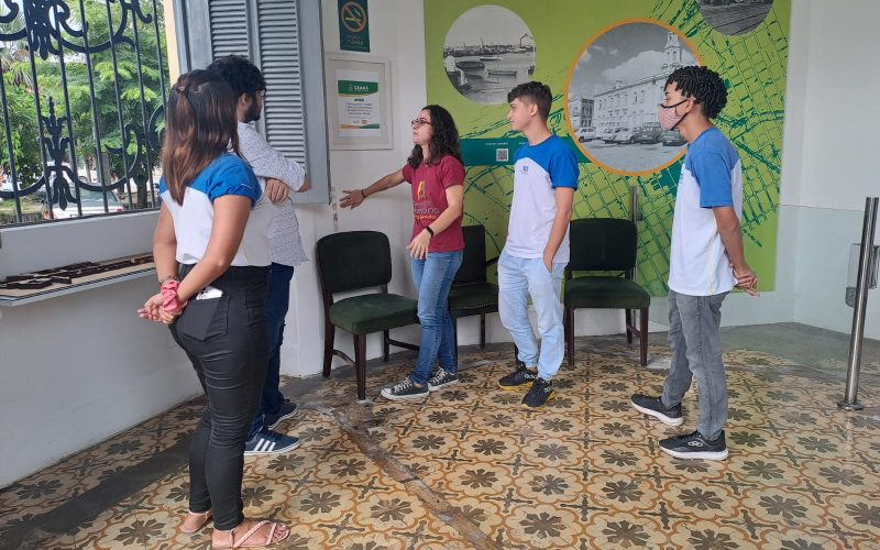 Visita do grupo de estudantes do curso profissionalizante Auxiliar Administrativo  do Serviço Nacional de Aprendizagem Industrial (Senai CE), no dia 10 de abril. As visitas fazem parte do projeto Escola no Fisco, idealizado pelo Programa de Educação Fiscal (PEF-CE), com o objetivo de convidar estudantes para conhecerem as atividades desenvolvidas pela Secretaria da Fazenda do Ceará (Sefaz-CE) e refletirem sobre tributação e cidadania fiscal. Na foto: estudantes na recepção do Centro de Memória da Fazenda.
