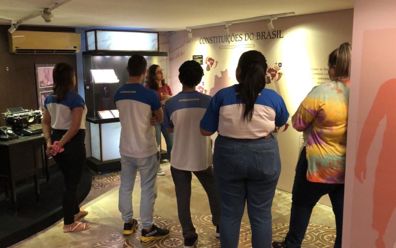Visita do grupo de estudantes do curso profissionalizante Auxiliar Administrativo  do Serviço Nacional de Aprendizagem Industrial (Senai CE), no dia 10 de abril. As visitas fazem parte do projeto Escola no Fisco, idealizado pelo Programa de Educação Fiscal (PEF-CE), com o objetivo de convidar estudantes para conhecerem as atividades desenvolvidas pela Secretaria da Fazenda do Ceará (Sefaz-CE) e refletirem sobre tributação e cidadania fiscal. Na foto: estudantes na exposição “Notas de Memórias” do Centro de Memória da Fazenda.