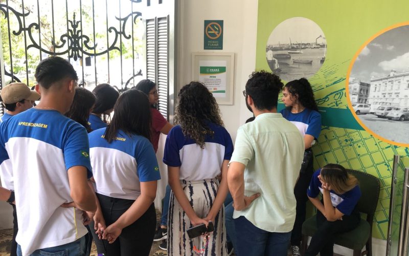 Visita do grupo de estudantes do curso profissionalizante Auxiliar Administrativo  do Serviço Nacional de Aprendizagem Industrial (Senai CE), no dia 11 de abril. As visitas fazem parte do projeto Escola no Fisco, idealizado pelo Programa de Educação Fiscal (PEF-CE), com o objetivo de convidar estudantes para conhecerem as atividades desenvolvidas pela Secretaria da Fazenda do Ceará (Sefaz-CE) e refletirem sobre tributação e cidadania fiscal. Na foto: estudantes na recepção do Centro de Memória da Fazenda.