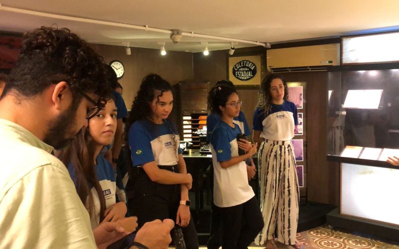 Visita do grupo de estudantes do curso profissionalizante Auxiliar Administrativo  do Serviço Nacional de Aprendizagem Industrial (Senai CE), no dia 11 de abril. As visitas fazem parte do projeto Escola no Fisco, idealizado pelo Programa de Educação Fiscal (PEF-CE), com o objetivo de convidar estudantes para conhecerem as atividades desenvolvidas pela Secretaria da Fazenda do Ceará (Sefaz-CE) e refletirem sobre tributação e cidadania fiscal. Na foto: estudantes na exposição “Notas de Memórias” do Centro de Memória da Fazenda.