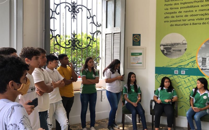 Visita do grupo de estudantes da EEMTI Professor Domingos Brasileiro, no dia 14 de abril. As visitas fazem parte do projeto Escola no Fisco, idealizado pelo Programa de Educação Fiscal (PEF-CE), com o objetivo de convidar estudantes para conhecerem as atividades desenvolvidas pela Secretaria da Fazenda do Ceará (Sefaz-CE) e refletirem sobre tributação e cidadania fiscal. Na foto: estudantes na recepção do Centro de Memória da Fazenda.