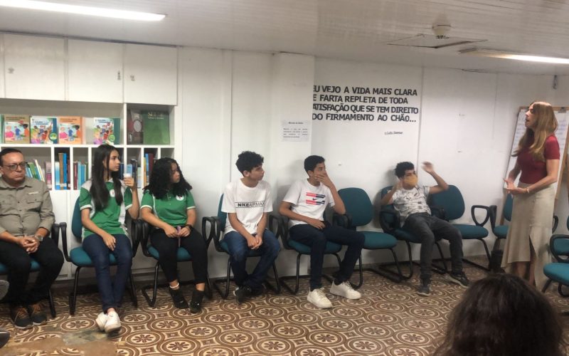 Visita do grupo de estudantes da EEMTI Professor Domingos Brasileiro, no dia 14 de abril. As visitas fazem parte do projeto Escola no Fisco, idealizado pelo Programa de Educação Fiscal (PEF-CE), com o objetivo de convidar estudantes para conhecerem as atividades desenvolvidas pela Secretaria da Fazenda do Ceará (Sefaz-CE) e refletirem sobre tributação e cidadania fiscal. Na foto: estudantes na sala multiuso do Centro de Memória da Fazenda.