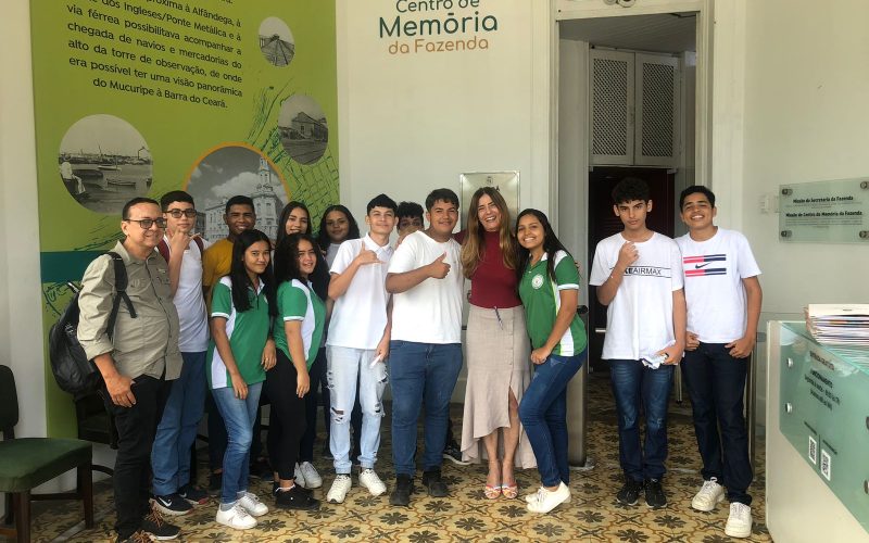 Visita do grupo de estudantes da EEMTI Professor Domingos Brasileiro, no dia 14 de abril. As visitas fazem parte do projeto Escola no Fisco, idealizado pelo Programa de Educação Fiscal (PEF-CE), com o objetivo de convidar estudantes para conhecerem as atividades desenvolvidas pela Secretaria da Fazenda do Ceará (Sefaz-CE) e refletirem sobre tributação e cidadania fiscal. Na foto: encerramento da visita ao Centro de Memória da Fazenda.
