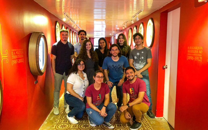 Visita do grupo de estagiários da Sefaz, no dia 17 de abril. Na foto:  momento da visitação na exposição Galeria dos Secretários.