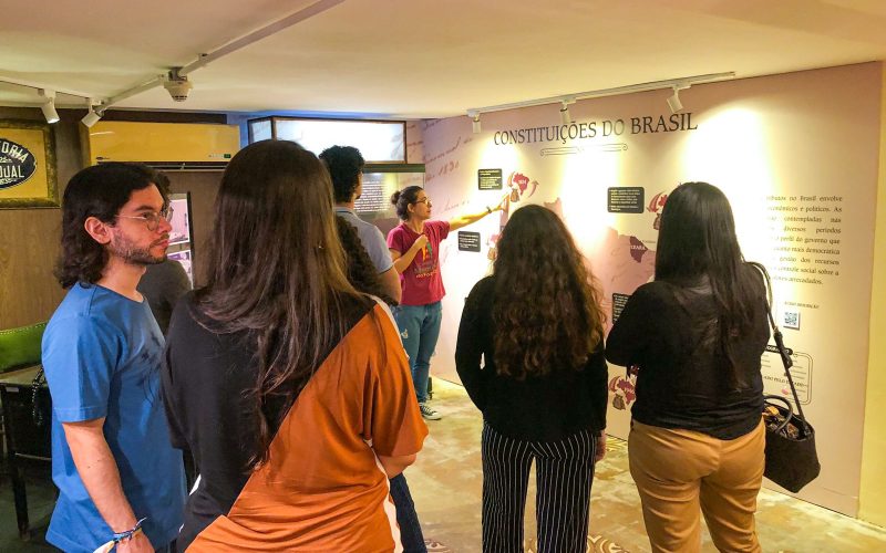 Visita do grupo de estagiários da Sefaz, no dia 17 de abril. Na foto: momento da visitação na exposição “Notas de Memórias”.