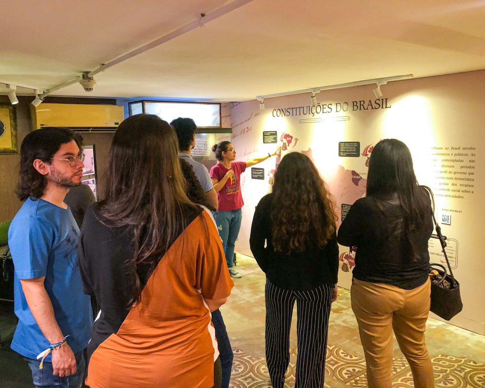 Visita do grupo de estagiários da Sefaz, no dia 17 de abril. Na foto: momento da visitação na exposição “Notas de Memórias”.