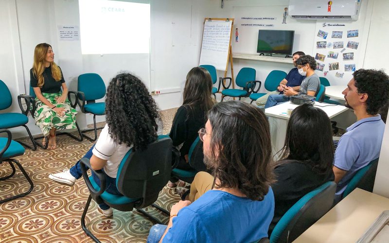Visita do grupo de estagiários da Sefaz, no dia 17 de abril. Na foto: os estagiários  na sala multiuso do Centro de Memória da Fazenda.