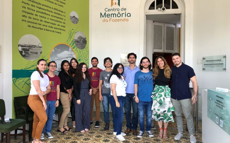 Visita do grupo de estagiários da Sefaz, no dia 17 de abril. Na foto: os estagiários com os educadores na recepção do Centro de Memória da Fazenda.