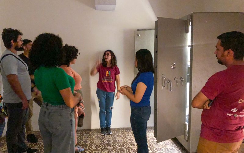 Visita do grupo de estagiários da Sefaz, no dia 18 de abril. Na foto: os estagiários na exposição “Sala Cofre” Centro de Memória da Fazenda.