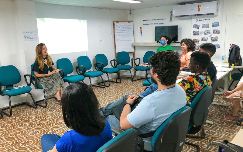 Visita do grupo de estagiários da Sefaz, no dia 18 de abril. Na foto: os estagiários na sala multiuso realizando um diálogo sobre Educação Fiscal Centro de Memória da Fazenda.