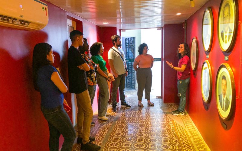 Visita do grupo de estagiários da Sefaz, no dia 18 de abril. Na foto: os estagiários na exposição “Galeria dos Secretários” Centro de Memória da Fazenda.