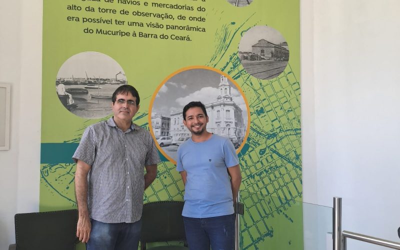 Visita do produtor cultural Heraldo Cavalcanti no dia 24 de abril. Na foto: Heraldo Cavalcanti e o educador museal Fabrício Monteiro na recepção do Centro de Memória da Fazenda.