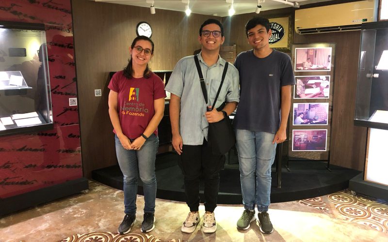 Visita dos estudantes de Arquitetura da Universidade Federal do Ceará no dia 24 de abril. Na foto: estudantes e educadora museal, Letícia Costa, na exposição “Notas de Memórias” no Centro de Memória da Fazenda.
