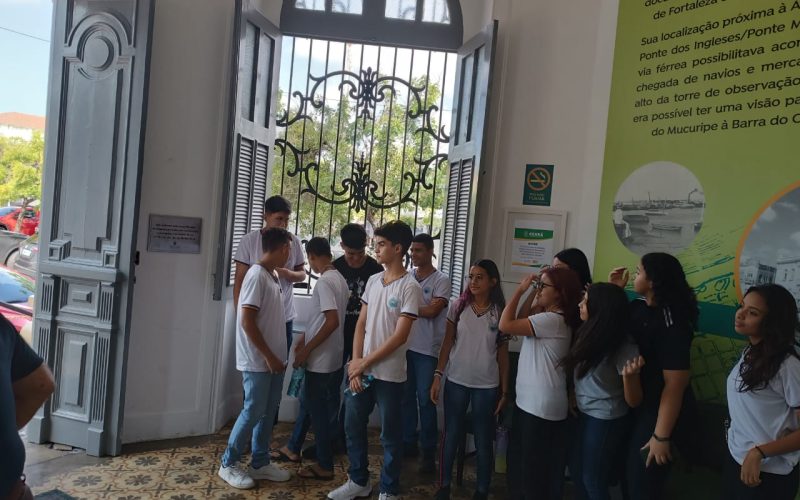 Visita do grupo de estudantes Escola Municipal Dom Helder Câmara, no dia 23 de agosto. Essa visita faz parte do projeto Escola no Fisco, idealizado pelo Programa de Educação Fiscal (PEF-CE). Tendo como público alvo   estudantes de diversos níveis de ensino, o PEF objetiva promover reflexão a respeito da relação entre cidadania e tributação e tornar conhecida a importância e diversidade de atividades desenvolvidas pela Secretaria da Fazenda do Ceará  (Sefaz-CE).  Foto: Estudantes na recepção do Centro de Memória da Fazenda.