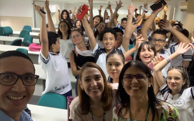 Visita dos alunos do Centro Educacional São Sebastião, acompanhados pelo Prof Willame Nunes Ferreira, no dia 13 de março. A visita faz parte das atividades do Programa de Educação Fiscal (PEF), da Secretaria da Fazenda do Ceará. O PEF desenvolve atividades de educação cidadã sobre o Fisco,  para a população e tem como foco as escolas.  Foto: Alunos na sala de treinamentos da Sede III da Secretaria da Fazenda do Ceará, durante a palestra sobre Educação Fiscal.