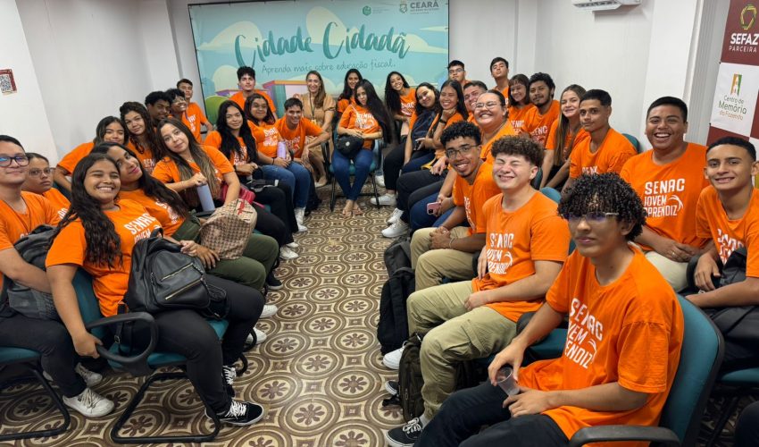Visita do grupo de 35 alunos do curso de Assistente Administrativo do Senac, acompanhados pelo professor Ismael, na tarde do dia 11 de fevereiro de 2025. Esse encontro fez parte das atividades educativas promovidas pelo Centro de Memória da Fazenda, com foco em temas relacionados à gestão pública e educação fiscal. Foto: Estudantes na Sala Multiuso do Centro de Memória da Fazenda.