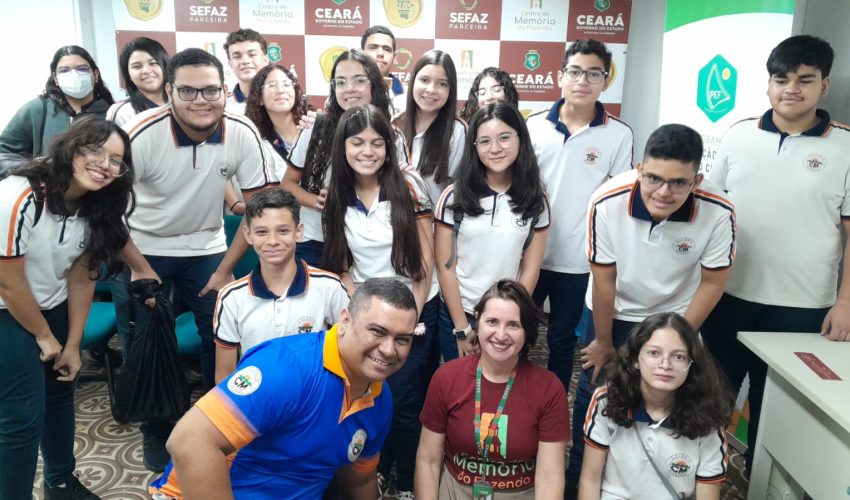 Na manhã de 20 de maio, alunos do Colégio Mirassol visitaram o Centro de Memória da Fazenda, acompanhados pelo professor Alan Braz.