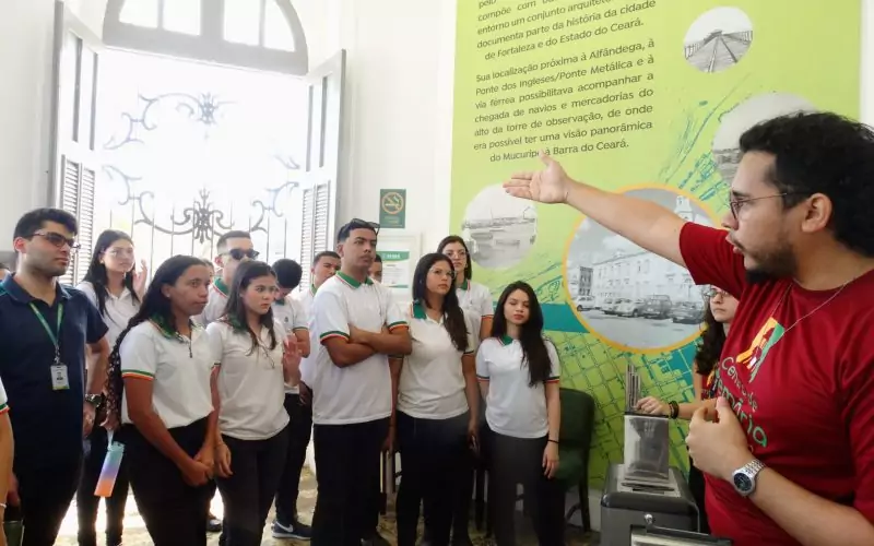 Visita do grupo de alunos da EEEP Maria Mosa da Silva, no dia 16 de novembro. Esse encontro faz parte das atividades do Programa de Educação Fiscal do Ceará (PEF-CE), que objetiva promover reflexões a respeito da relação entre cidadania e tributação e tornar conhecida a importância e diversidade de atividades desenvolvidas pela Secretaria da Fazenda do Ceará  (Sefaz-CE). Crédito da imagem: Joziane Pontes.