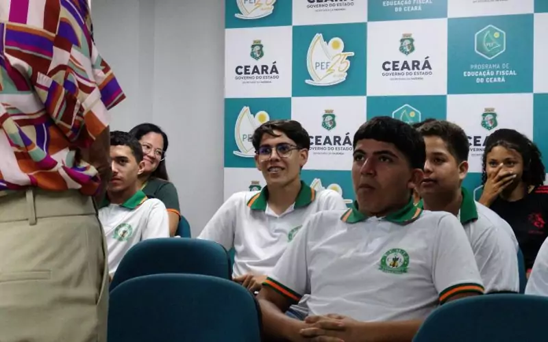 Os estudantes participaram de uma palestra sobre as atividades realizadas pela Secretaria da Fazenda e a responsabilidade dos cidadãos na dinâmica do fisco. Foto: Estudantes na sala multiuso do Centro de Memória da Fazenda. Crédito da imagem: Joziane Pontes.