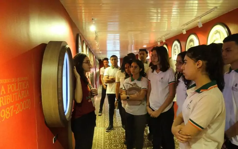 Durante o encontro, os estudantes conheceram as exposições Galeria dos Secretários e Notas de Memórias nas quais puderam aprofundar os conhecimentos sobre a história da tributação no Ceará e o impacto do serviço da Sefaz - CE na vida em cada período da história. Crédito da imagem: Joziane Pontes