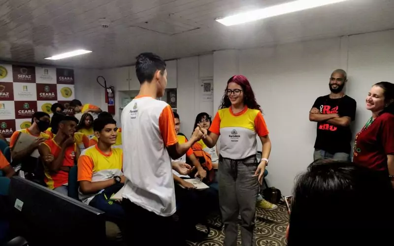 Os estudantes também participaram de um Quiz com perguntas sobre cidadania e tributação. O momento foi conduzido pela equipe educativa do Centro de Memória da Fazenda. Foto: alunos na sala multiuso do Centro de Memória da Fazenda.  Crédito da imagem: Joziane Pontes.