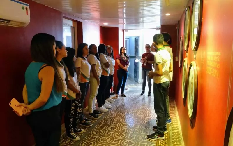 Visita do grupo de estudantes da EEMTI Custódio da silva Lemos, no dia 04 de dezembro.  A visita faz parte do Programa de Educação Fiscal do Ceará (PEF-CE), que  tem entre seus objetivos promover reflexões a respeito da relação entre cidadania e tributação e tornar conhecida a importância e diversidade de atividades desenvolvidas pela Secretaria da Fazenda do Ceará  (Sefaz-CE). Foto: Estudantes na exposição Galeria dos Secretários do Centro de Memória da Fazenda. Crédito da imagem: Joziane Pontes.