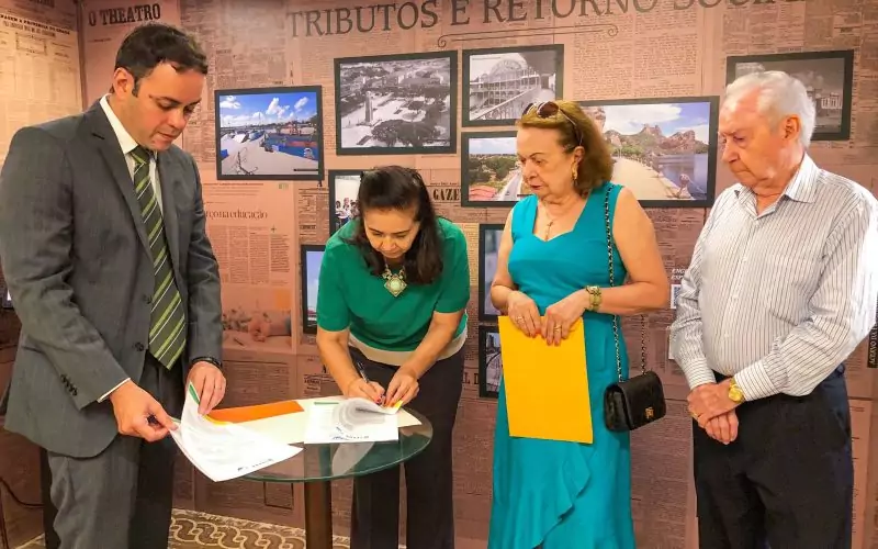Assinatura do termo de cooperação técnica entre Secretaria da Fazenda do Estado do Ceará (Sefaz CE) e Associação dos Aposentados Fazendários Estaduais do Ceará (Aafec), no dia 02 de junho de 2023. Na foto: Secretário da Fazenda, Fabrízio Gomes, Presidente da Aafec, Márcia Ximenes, na exposição “Notas de Memórias”.