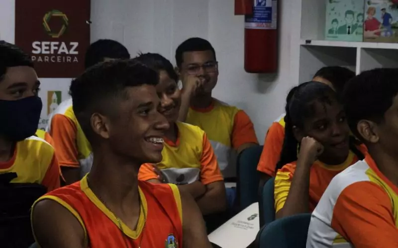 A turma aprendeu, através da dinâmica, conceitos básicos sobre tributação e o funcionamento das distribuição dos recursos do Ceará. Foto: alunos na sala multiuso do Centro de Memória da Fazenda.  Crédito da imagem: Joziane Pontes.