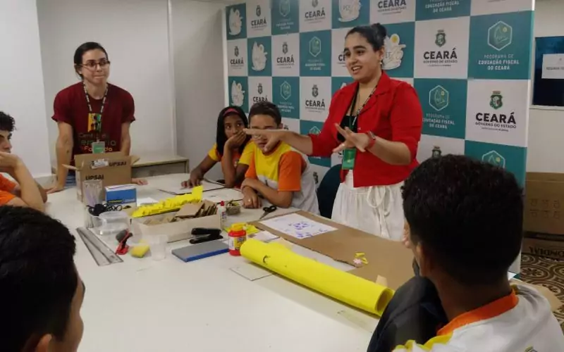 Além da visita guiada e do quiz, os alunos participaram de uma Oficina de Carimbos, conduzida pela  por Marília Bezerra, aluna de Design da Universidade Federal do Ceará e estagiária da Secretaria da Fazenda. Foto: Alunos na sala de apoio do Centro de Memória da Fazenda.  Crédito da imagem: Joziane Pontes.