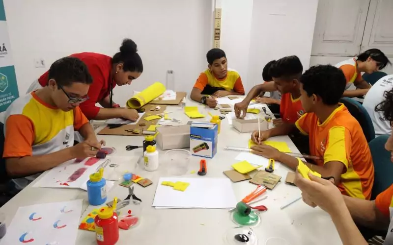 Com o tema “Cidadania” os alunos foram convidados a confeccionar peças sobre a importância da participação ativa da população dinâmica do Fisco. Foto: Alunos na sala de apoio do Centro de Memória da Fazenda.  Crédito da imagem: Joziane Pontes.