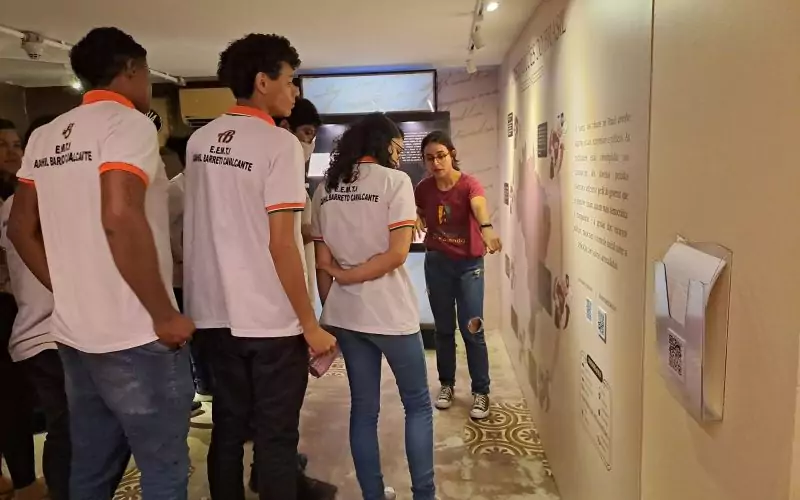 Visita dos estudantes da EEMTI Adahil Barreto no dia 03 de junho de 2023. Essa visita faz parte do projeto Escola no Fisco, idealizado pelo Programa de Educação Fiscal (PEF-CE), com o objetivo de convidar estudantes para conhecerem as atividades desenvolvidas pela Secretaria da Fazenda do Ceará (Sefaz-CE) e refletirem sobre tributação e cidadania fiscal. Na foto: estudantes na exposição “Notas de Memórias” do Centro de Memória da Fazenda.