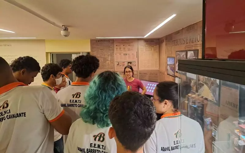 Visita dos estudantes da EEMTI Adahil Barreto no dia 03 de junho de 2023. Essa visita faz parte do projeto Escola no Fisco, idealizado pelo Programa de Educação Fiscal (PEF-CE), com o objetivo de convidar estudantes para conhecerem as atividades desenvolvidas pela Secretaria da Fazenda do Ceará (Sefaz-CE) e refletirem sobre tributação e cidadania fiscal. Na foto: estudantes na exposição “Notas de Memórias” do Centro de Memória da Fazenda.
