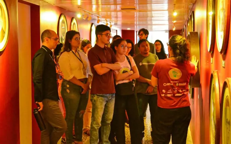 Visita do grupo de estudantes da turma de contabilidade financeira da Universidade de Fortaleza (Unifor), acompanhada pelo professor Paulo Henrique Vieira Gomes, no dia 15 de Junho. As visitas fazem parte do projeto Escola no Fisco, idealizado pelo Programa de Educação Fiscal (PEF-CE), com o objetivo de convidar estudantes para conhecerem as atividades desenvolvidas pela Secretaria da Fazenda do Ceará (Sefaz-CE) e refletirem sobre tributação e cidadania. Foto: estudantes na exposição “Galeria dos Secretários” do Centro de Memória da Secretaria da Fazenda do Ceará.