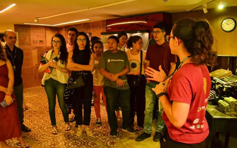 Visita do grupo de estudantes da turma de contabilidade financeira da Universidade de Fortaleza (Unifor), acompanhada pelo professor Paulo Henrique Vieira Gomes, no dia 15 de Junho. As visitas fazem parte do projeto Escola no Fisco, idealizado pelo Programa de Educação Fiscal (PEF-CE), com o objetivo de convidar estudantes para conhecerem as atividades desenvolvidas pela Secretaria da Fazenda do Ceará (Sefaz-CE) e refletirem sobre tributação e cidadania. Foto: estudantes na exposição “Galeria dos Secretários” do Centro de Memória da Secretaria da Fazenda do Ceará.