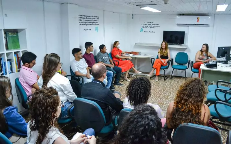 Visita do grupo de estudantes da turma de contabilidade financeira da Universidade de Fortaleza (Unifor), acompanhada pelo professor Paulo Henrique Vieira Gomes, no dia 15 de Junho. As visitas fazem parte do projeto Escola no Fisco, idealizado pelo Programa de Educação Fiscal (PEF-CE), com o objetivo de convidar estudantes para conhecerem as atividades desenvolvidas pela Secretaria da Fazenda do Ceará (Sefaz-CE) e refletirem sobre tributação e cidadania. Foto: estudantes na sala multiuso do Centro de Memória da Secretaria da Fazenda do Ceará.