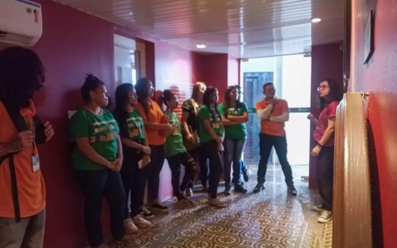 Visita do grupo de estudantes do Projeto Virando o Jogo, iniciativa do Governo do Estado do Ceará em parceria com o Serviço Nacional de Aprendizagem Comercial (Senac) Ceará, no dia 20 de Junho. As visitas fazem parte do projeto Escola no Fisco, idealizado pelo Programa de Educação Fiscal (PEF-CE), com o objetivo de convidar estudantes para conhecerem as atividades desenvolvidas pela Secretaria da Fazenda do Ceará (Sefaz-CE) e refletirem sobre tributação e cidadania. Foto: estudantes na exposição Galeria do Secretários do Centro de Memória da Secretaria da Fazenda do Ceará.