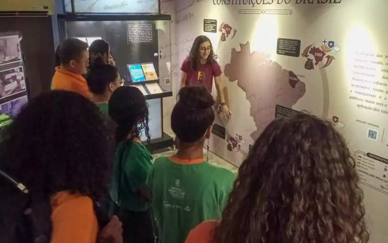 Visita do grupo de estudantes do Projeto Virando o Jogo, iniciativa do Governo do Estado do Ceará em parceria com o Serviço Nacional de Aprendizagem Comercial (Senac) Ceará, no dia 20 de Junho. As visitas fazem parte do projeto Escola no Fisco, idealizado pelo Programa de Educação Fiscal (PEF-CE), com o objetivo de convidar estudantes para conhecerem as atividades desenvolvidas pela Secretaria da Fazenda do Ceará (Sefaz-CE) e refletirem sobre tributação e cidadania. Foto: estudantes na exposição Notas de Memória do Centro de Memória da Secretaria da Fazenda do Ceará.