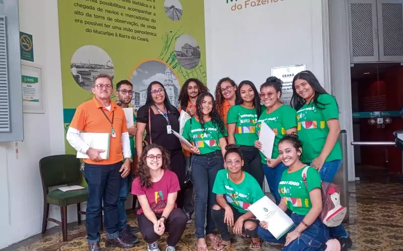 Visita do grupo de estudantes do Projeto Virando o Jogo, iniciativa do Governo do Estado do Ceará em parceria com o Serviço Nacional de Aprendizagem Comercial (Senac) Ceará, no dia 20 de Junho. As visitas fazem parte do projeto Escola no Fisco, idealizado pelo Programa de Educação Fiscal (PEF-CE), com o objetivo de convidar estudantes para conhecerem as atividades desenvolvidas pela Secretaria da Fazenda do Ceará (Sefaz-CE) e refletirem sobre tributação e cidadania. Foto: estudantes na recepção do Centro de Memória da Secretaria da Fazenda do Ceará.