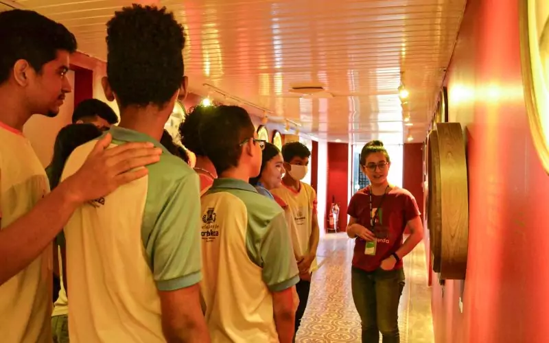 Visita do grupo de estudantes da Escola Municipal de Tempo Integral Guiomar da Silva Almeida, no dia 21 de Junho. As visitas fazem parte do projeto Escola no Fisco, idealizado pelo Programa de Educação Fiscal (PEF-CE), com o objetivo de convidar estudantes para conhecerem as atividades desenvolvidas pela Secretaria da Fazenda do Ceará (Sefaz-CE) e refletirem sobre tributação e cidadania. Foto: estudantes na exposição Galeria dos Secretários do Centro de Memória da Secretaria da Fazenda do Ceará.