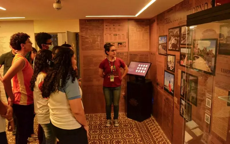 Visita do grupo de estudantes da Escola Municipal de Tempo Integral Guiomar da Silva Almeida, no dia 21 de Junho. As visitas fazem parte do projeto Escola no Fisco, idealizado pelo Programa de Educação Fiscal (PEF-CE), com o objetivo de convidar estudantes para conhecerem as atividades desenvolvidas pela Secretaria da Fazenda do Ceará (Sefaz-CE) e refletirem sobre tributação e cidadania. Foto: estudantes na exposição Notas de Memória do Centro de Memória da Secretaria da Fazenda do Ceará.