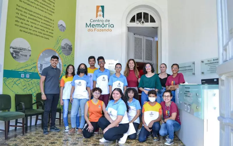 Visita do grupo de estudantes da Escola Municipal de Tempo Integral Guiomar da Silva Almeida, no dia 21 de Junho. As visitas fazem parte do projeto Escola no Fisco, idealizado pelo Programa de Educação Fiscal (PEF-CE), com o objetivo de convidar estudantes para conhecerem as atividades desenvolvidas pela Secretaria da Fazenda do Ceará (Sefaz-CE) e refletirem sobre tributação e cidadania. Foto: estudantes na recepção do Centro de Memória da Secretaria da Fazenda do Ceará.