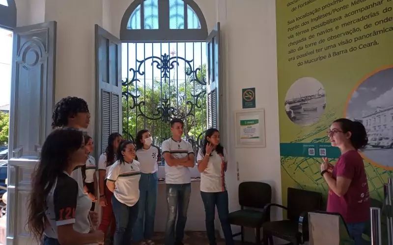 Visita do grupo de estudantes da Escola  de Ensino Médio de Tempo Integral 2 de Maio, no dia 22 de Junho. As visitas fazem parte do projeto Escola no Fisco, idealizado pelo Programa de Educação Fiscal (PEF-CE), com o objetivo de convidar estudantes para conhecerem as atividades desenvolvidas pela Secretaria da Fazenda do Ceará (Sefaz-CE) e refletirem sobre tributação e cidadania. Foto: estudantes na recepção do Centro de Memória da Secretaria da Fazenda do Ceará.