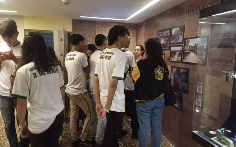 Visita do grupo de estudantes da Escola  de Ensino Médio de Tempo Integral 2 de Maio, no dia 22 de Junho. As visitas fazem parte do projeto Escola no Fisco, idealizado pelo Programa de Educação Fiscal (PEF-CE), com o objetivo de convidar estudantes para conhecerem as atividades desenvolvidas pela Secretaria da Fazenda do Ceará (Sefaz-CE) e refletirem sobre tributação e cidadania. Foto: estudantes na exposição Notas de Memória do Centro de Memória da Secretaria da Fazenda do Ceará.