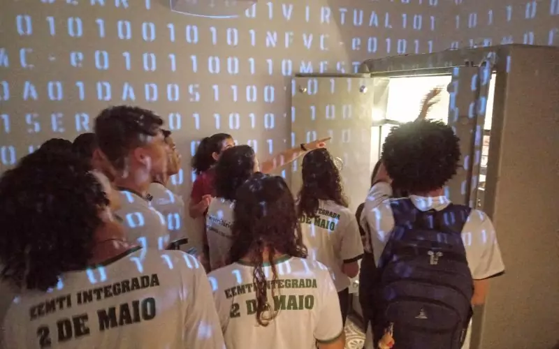 Visita do grupo de estudantes da Escola  de Ensino Médio de Tempo Integral 2 de Maio, no dia 22 de Junho. As visitas fazem parte do projeto Escola no Fisco, idealizado pelo Programa de Educação Fiscal (PEF-CE), com o objetivo de convidar estudantes para conhecerem as atividades desenvolvidas pela Secretaria da Fazenda do Ceará (Sefaz-CE) e refletirem sobre tributação e cidadania. Foto: estudantes na exposição Notas de Memória do Centro de Memória da Secretaria da Fazenda do Ceará, no momento da visita a Sala Cofre.
