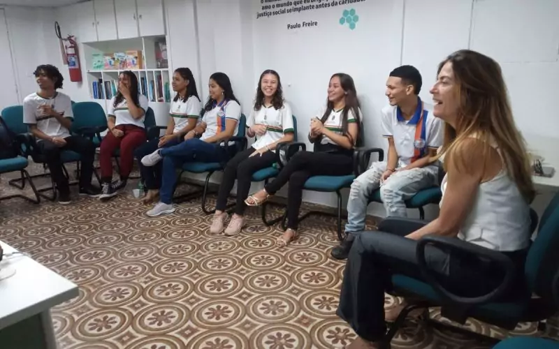 Visita do grupo de estudantes da Escola  de Ensino Médio de Tempo Integral 2 de Maio, no dia 22 de Junho. As visitas fazem parte do projeto Escola no Fisco, idealizado pelo Programa de Educação Fiscal (PEF-CE), com o objetivo de convidar estudantes para conhecerem as atividades desenvolvidas pela Secretaria da Fazenda do Ceará (Sefaz-CE) e refletirem sobre tributação e cidadania. Foto: estudantes na sala multiuso do Centro de Memória da Secretaria da Fazenda do Ceará.