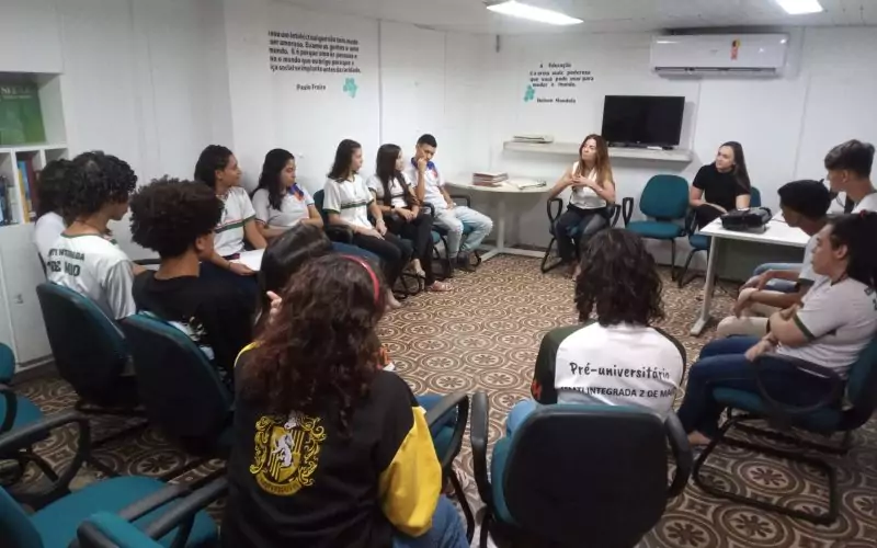 Visita do grupo de estudantes da Escola  de Ensino Médio de Tempo Integral 2 de Maio, no dia 22 de Junho. As visitas fazem parte do projeto Escola no Fisco, idealizado pelo Programa de Educação Fiscal (PEF-CE), com o objetivo de convidar estudantes para conhecerem as atividades desenvolvidas pela Secretaria da Fazenda do Ceará (Sefaz-CE) e refletirem sobre tributação e cidadania. Foto: estudantes na sala multiuso do Centro de Memória da Secretaria da Fazenda do Ceará.