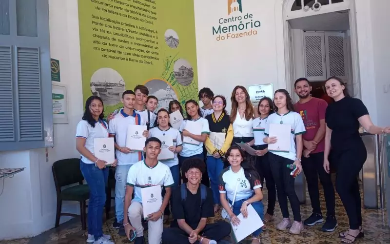 Visita do grupo de estudantes da Escola  de Ensino Médio de Tempo Integral 2 de Maio, no dia 22 de Junho. As visitas fazem parte do projeto Escola no Fisco, idealizado pelo Programa de Educação Fiscal (PEF-CE), com o objetivo de convidar estudantes para conhecerem as atividades desenvolvidas pela Secretaria da Fazenda do Ceará (Sefaz-CE) e refletirem sobre tributação e cidadania. Foto: estudantes na recepção do Centro de Memória da Secretaria da Fazenda do Ceará.