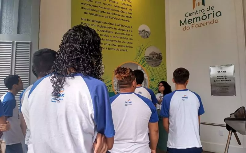 Visita do grupo de estudantes do Serviço Nacional de Aprendizagem Comercial (Senac) Ceará, no dia 30 de Junho. As visitas fazem parte do projeto Escola no Fisco, idealizado pelo Programa de Educação Fiscal (PEF-CE), com o objetivo de convidar estudantes para conhecerem as atividades desenvolvidas pela Secretaria da Fazenda do Ceará (Sefaz-CE) e refletirem sobre tributação e cidadania. Foto: estudantes na recepção do Centro de Memória da Secretaria da Fazenda do Ceará.