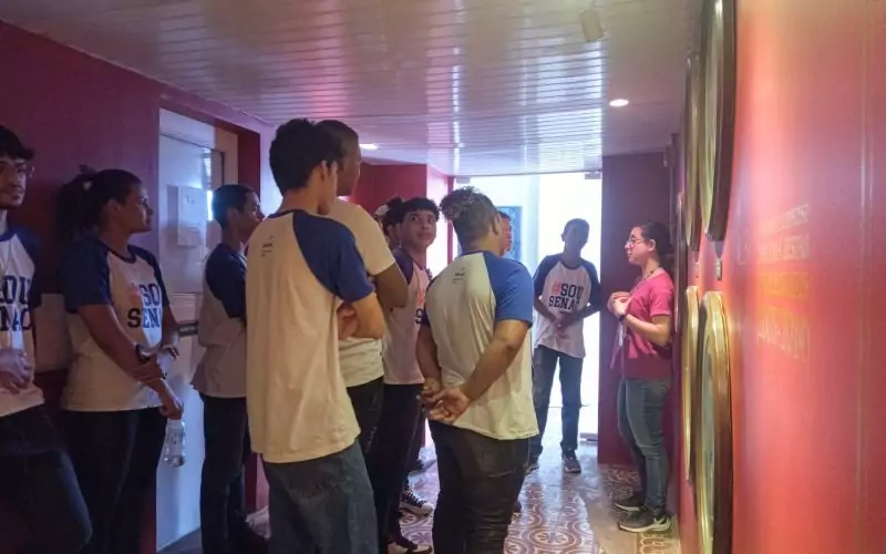 Visita do grupo de estudantes do Serviço Nacional de Aprendizagem Comercial (Senac) Ceará, no dia 30 de Junho. As visitas fazem parte do projeto Escola no Fisco, idealizado pelo Programa de Educação Fiscal (PEF-CE), com o objetivo de convidar estudantes para conhecerem as atividades desenvolvidas pela Secretaria da Fazenda do Ceará (Sefaz-CE) e refletirem sobre tributação e cidadania. Foto: estudantes visitando a exposição Galeria dos Secretários do Centro de Memória da Secretaria da Fazenda do Ceará.